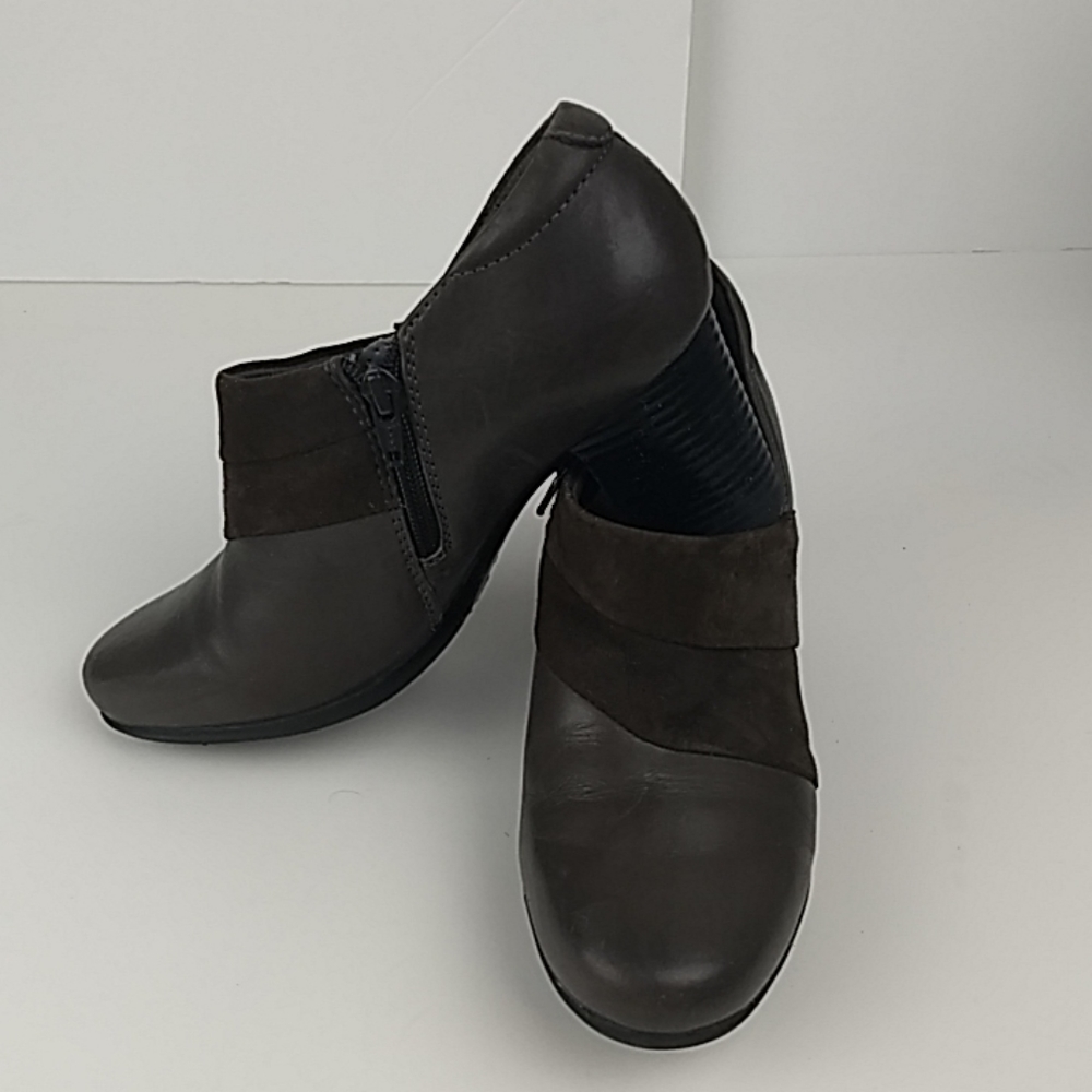 Clark's Bendables Leather Uppers w/ Suede Size 8.5